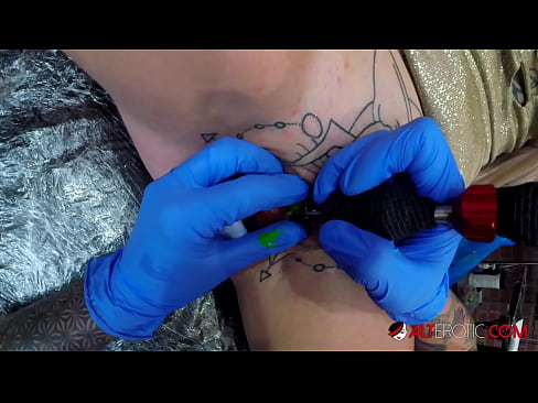 ❤️ Extreem getatoeëerde hottie Sully Savage kreeg een tatoeage op haar clitoris ❤️❌  Sex at porn nl.cutebento.top ️❤